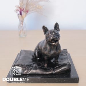 Een brons look 3D beeldje (BL1) gemaakt door Double me met een marmer look/hardsteen sokkeltje