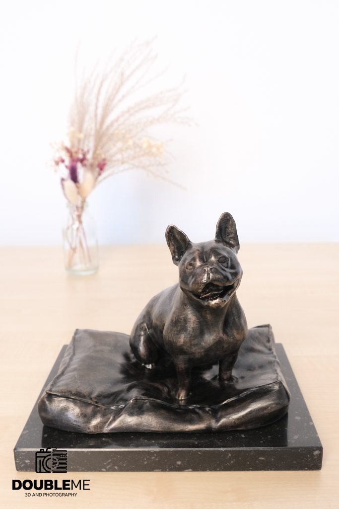 Een brons look beeld van eenhond gemaakt door Double me