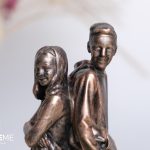 Een brons-look beeld van twee kinderen, gemaakt door Double me