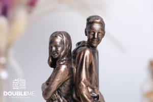 Een brons-look beeld van twee kinderen, gemaakt door Double me