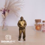 Een brons look 3D beeldje in de afwerking goud-look met een plexiglas voetje/sokkel gemaakt door Double me