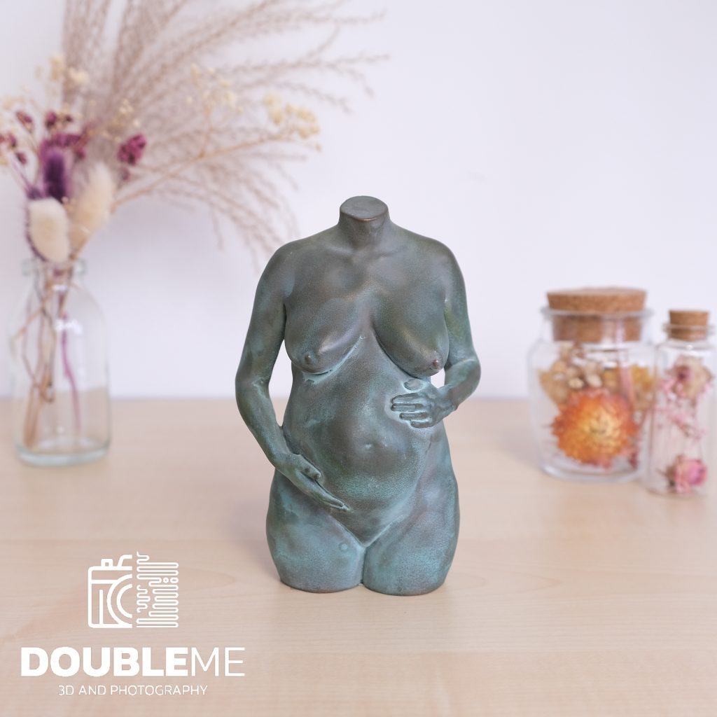Een verbronsd 3D beeldje van een zwangere buik in de afwerking brons groen gepatineerd gemaakt door Double me