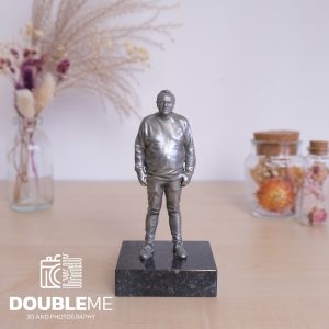 Een verbronsd 3D beeldje in de afwerking tin ongepatineerd gemaakt door Double me