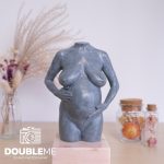 Een verbronsd 3D beeldje van een zwangere buik in de afwerking grijs steenlook gemaakt door Double me