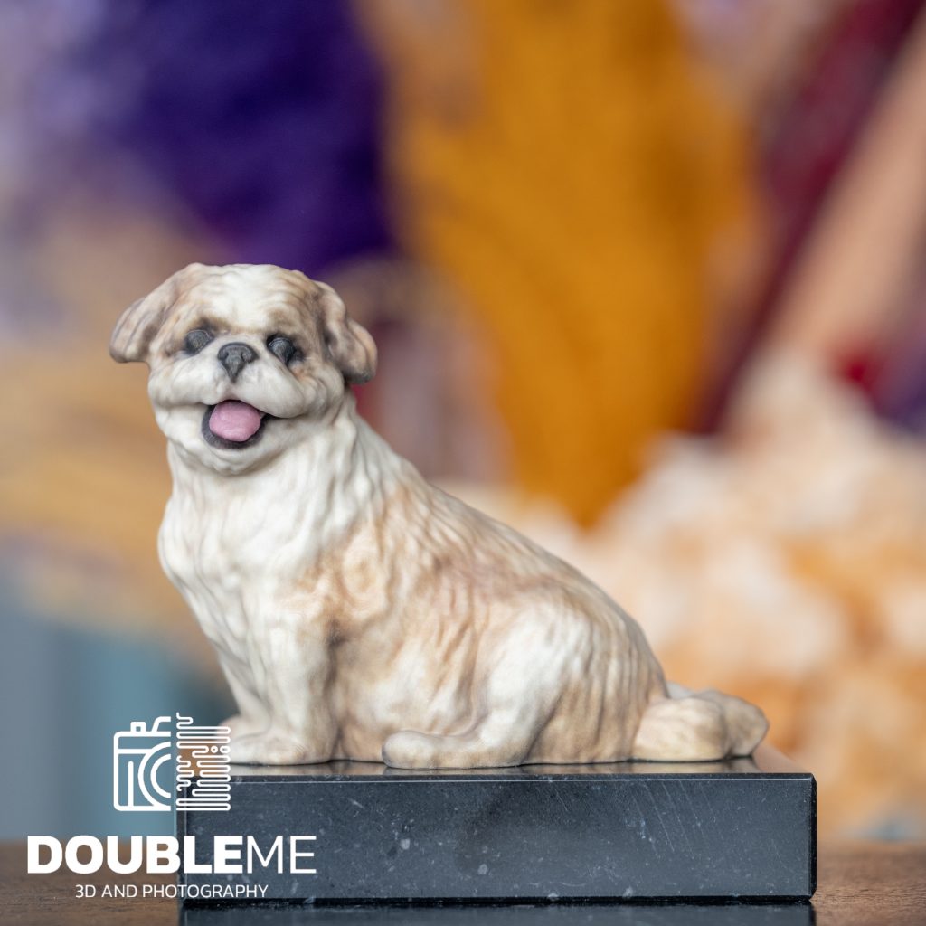 Een full color 3D beeldje van een hond gemaakt door Double me met een marmer look/hardsteen sokkeltje