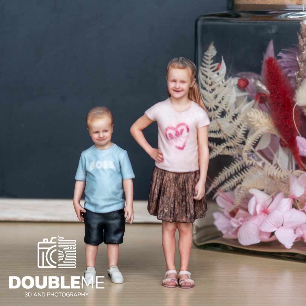 Een 3d beeldje van kinderen in kleur geprint door Double Me