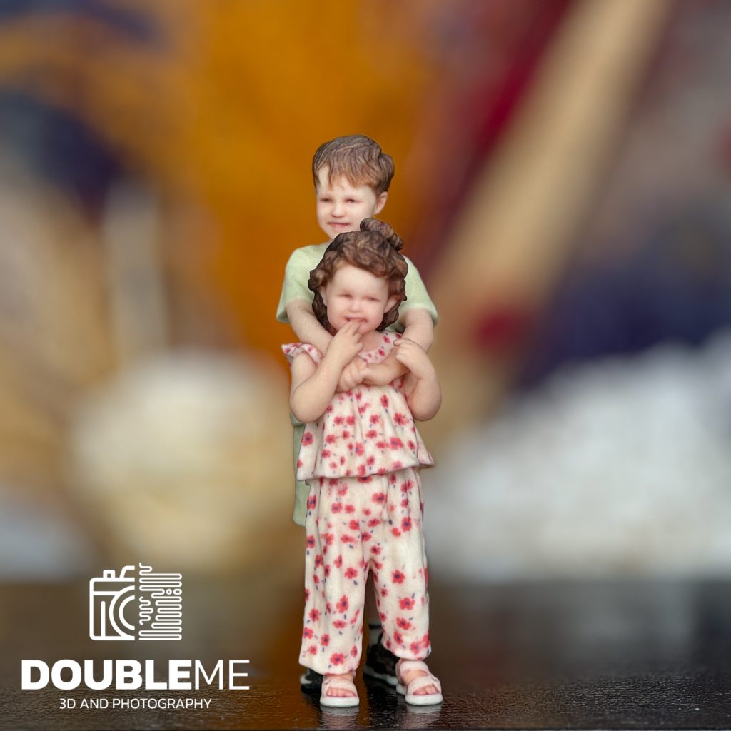 Een 3d beeldje van kinderen in kleur geprint door Double Me