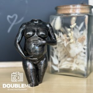 Een Bronslook 3D beeldje van een zwangere buik in de BL1 donker gemaakt door Double me