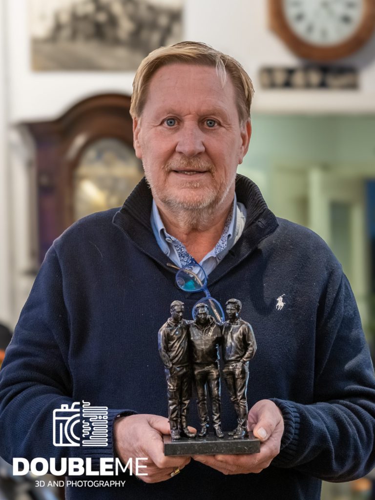 Oos Kesbeke met het 3d beeldje, gemaakt door Double Me, van Oos, Camiel en Silvian